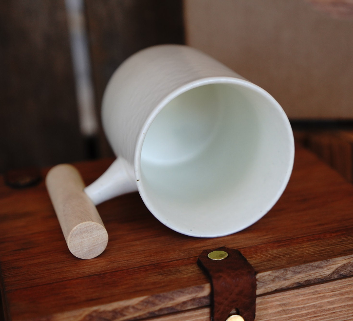 Modern White Glaze Wood Handle Mug